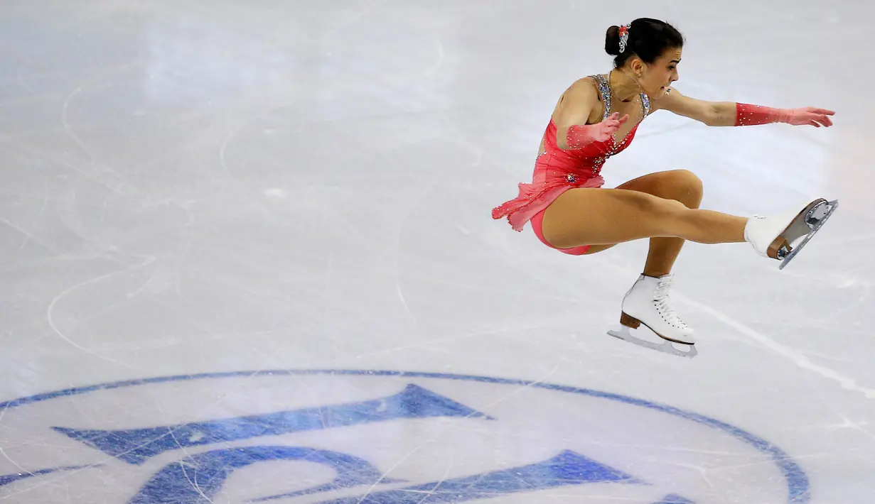 Atlet Ice Skating Hungaria, Ivett Toth memperlihatkan kebolehannya dalam menari di atas seluncur es di  kejuaraan Ice Skating dunia, ISU Dunia Figure Skating Championships di Boston, Massachusetts, Amerika Serikat, (31/3). (REUTERS/Brian Snyder)
