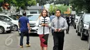 Cinta Penelope didampingi kuasa hukumnya tiba di Pengadilan Agama Jakarta Timur, Selasa (9/6/2015). Hari ini, pasangan Cinta Penelope dan suaminya, Donny Hermawan menjalani sidang perceraian perdana mereka. (Liputan6.com/Panji Diksana)