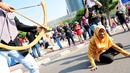 Sejumlah massa yang tergabung dalam forum harimaukita menggelar aksi teatrikal saat mengkampanyekan Global Tiger Day di Bundaran Hotel Indonesia (HI), Jakarta, Minggu (30/7). (Liputan6.com/Helmi Afandi)