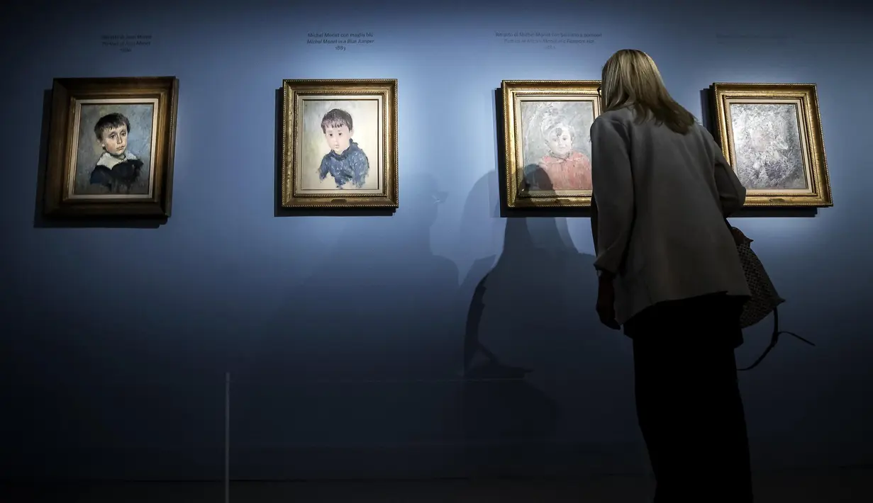 Seorang waninta melihat lukisan karya Claude Monet yang dipamerkan dalam pameran 'Monet. Capolavori dal Musee Marmottan' di Roma, Italia (18/10). Monet, lahir di Paris pada 14 November 1840. (Angelo Carconi / ANSA via AP)