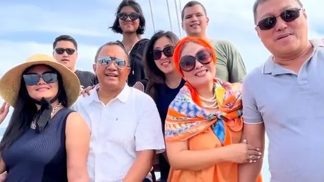 8 Potret Kedekatan Bella Saphira dengan Putra Sambungnya, Momen Pengajian saat Mantu Bikin Haru
