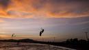 Menjelang malam peserta Kitesurfing tetap bersemangat melanjutkan aksinya pada ajang Third Kite Addict Kolombia tournamen di Cabo de la Vela, Guajira Departmen, Kolombia, (4/7/2016). (AFP/Joaquin Sarmiento)