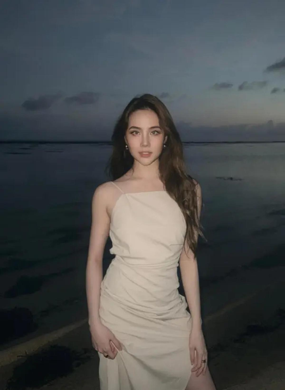 8 Gaya Agatha Chelsea Pakai Dress Panjang, Tampil Anggun dan Cantik Menawan