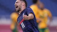 Pemain Prancis, Teji Savanier, merayakan gol kontra Afrika Selatan pada Olimpiade 2020 di Stadion Saitama, Minggu (25/7/2021). (AP Photo/Martin Mejia)