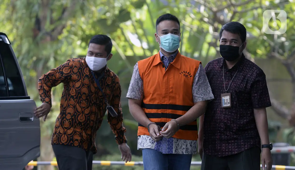 Menantu mantan Sekretaris Mahkamah Agung Nurhadi, Rezky Hebriyono (tengah) saat akan menjalani pemeriksaan pascapenahanan di Gedung KPK, Jakarta, Rabu (10/6/2020). Rezky diperiksa sebagai saksi untuk Nurhadi terkait dugaan suap pengurusan perkara di MA tahun 2011-2016. (merdeka.com/Dwi Narwoko)
