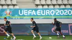 Para pemain Austria melakukan pemanasan saat sesi latihan jelang melawan Ukraina pada pertandingan Grup C Euro 2020 di Stadion Arcul de Triumf, Bucharest, Rumania, Minggu (20/6/2021). Austria akan melawan Ukraina pada 21 Juni 2021. (AP Photo/Vadim Ghirda)