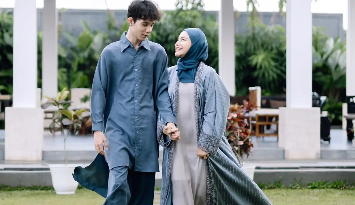 OOTD serasi antara Rossa dan Rizky. Rossa memadukan gamis abu-abu dengan outer panjang, serta hijab biru muda. Rizky mengenakan baju koko berkerah dan celana panjangnya yang serasi berwarna biru senada. [Foto: Instagram/itsrossa910]