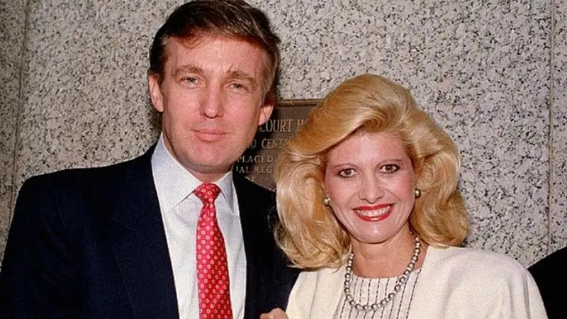 Donald Trump bersama istri pertama Ivana Zenickova (AP)