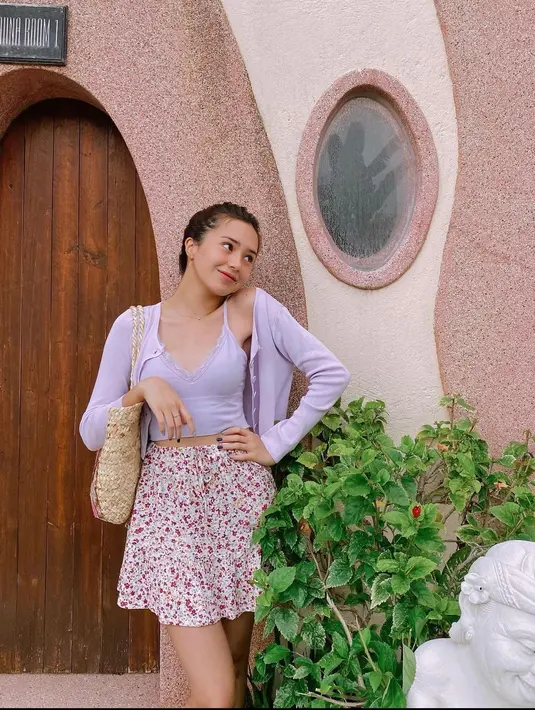 <p>one set cardigan warna lilac dan mini skirt floral membuatmu terlihat anggun dan manis.&nbsp;(instagram/bebytsabina)</p>