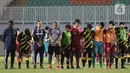 Pemain Timnas U-17 Indonesia dan Malaysia melakukan hening cipta seusai laga terakhir Kualifikasi Grup B Piala Asia U-17 2023 di Stadion Pakansari, Kab. Bogor, Jawa Barat, Minggu (9/10/2022). Timnas U-17 Indonesia finis di peringkat kedua klasemen Kualifikasi Piala Asia U-17 2023 usai menelan kekalahan 1-5 pada laga terakhir Grup B kontra Malaysia. (Liputan6.com/Helmi Fithriansyah)