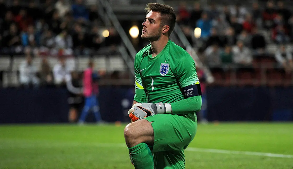 10. Jack Butland - Musim ini dirinya menjadi pilihan utama di Stoke. Kesempatan itu langsung dimanfaatkan oleh kiper muda asal Inggris itu untuk meraih 10 kali clean sheet dalam 22 laga Liga Premier Inggris. (EPA/Peter Powell)