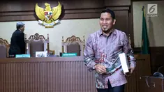 Terdakwa suap Dana Otonomi Khusus Aceh (DOKA) Bupati Bener Meriah nonaktif, Ahmadi usai menjalani sidang pembacaan tuntutan di Pengadilan Tipikor, Jakarta, Kamis (22/11). Ahmadi dituntut hukuman empat tahun penjara. (Liputan6.com/Helmi Fithriansyah)