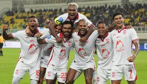 Pemain Malut United merayakan gol yang dicetak David da Silva dalam kemenangan 3-1 atas Dewa United dalam laga pekan pertama BRI Super League 2025/2026 di Stadion Internasional Banten, Sabtu (9/8/2025). Malut United menang 3-1 atas Dewa United. (Bola.com/Gatot Sumitro)