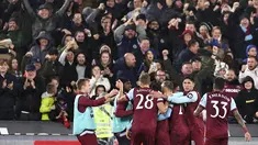 Striker West Ham United #20 Jarrod Bowen berselebrasi dengan rekan setimnya setelah mencetak gol ke gawang Arsenal dalam laga putaran keempat atau babak 16 besar Carabao Cup 2023/2024 di London Stadium, Kamis (2/11/2023) dini hari WIB. (HENRY NICHOLLS / AFP)