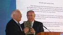 Perdana Menteri Israel Benjamin Netanyahu (kanan) dan Dubes AS untuk Israel David Friedman saat menghadiri peresmian Kedubes AS di Yerusalem, Minggu (13/5). Peresmian Kedubes AS di Yerusalem menimbulkan kemarahan di seluruh dunia Arab. (Gali Tibbon/AFP)