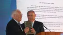 Perdana Menteri Israel Benjamin Netanyahu (kanan) dan Dubes AS untuk Israel David Friedman saat menghadiri peresmian Kedubes AS di Yerusalem, Minggu (13/5). Peresmian Kedubes AS di Yerusalem menimbulkan kemarahan di seluruh dunia Arab. (Gali Tibbon/AFP)