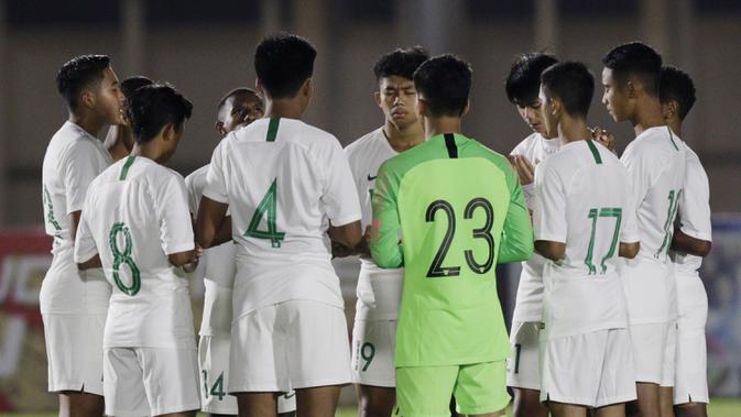 Pemain Timnas Indonesia U-16 saat melawan Filipina pada laga babak Kualifikasi Piala AFC U-16 2020 di Stadion Madya, Jakarta, Senin (16/9/2019). Indonesia menang 4-0 atas Filipina. (Bola.com/M Iqbal Ichsan)