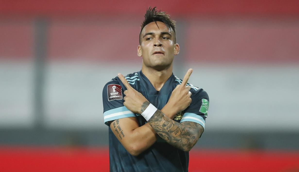 Penyerang Argentina, Lautaro Martinez, merayakan gol yang dicetaknya ke gawang Peru pada laga kualifikasi Piala Dunia 2022 zona CONMEBOl di Estadio Nacional de Lima, Rabu (18/11/2020) pagi WIB. Argentina menang 2-0 atas Peru. (AFP/Daniel Apuy/pool)