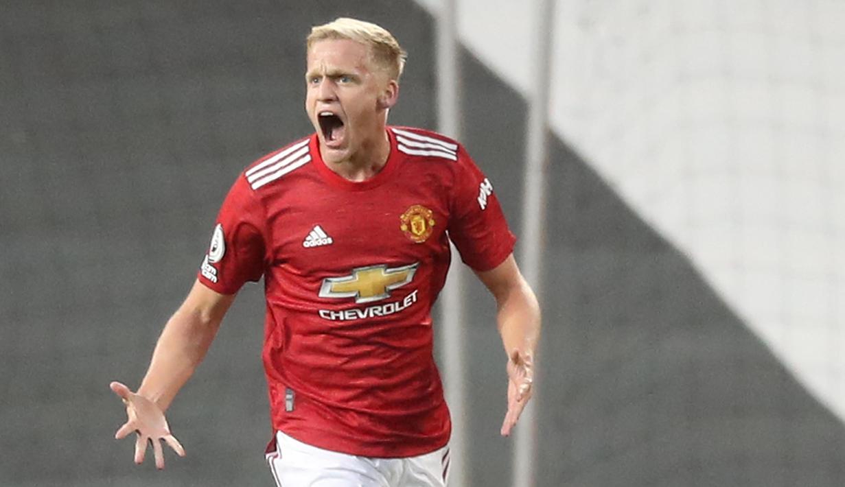 Donny van de Beek - Gelandang asal Belanda ini tampil memukau bersama Ajax Asterdam. Namun, setelah hijrah ke Old Trafford nasibnya justru menjadi tragis. Di bawah asuhan Ole Gunnar Solskjaer van de Beek belum mampu mengeluarkan penampilan terbaiknya. (AFP/Martin Rickett)