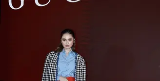 Syifa Hadju tampil begitu memukau dengan outfit yang selalu stylish. Gayanya maksimal dengan tampilan gaya berciri khas. [Foto: Instagram/ Syifa Hadju]