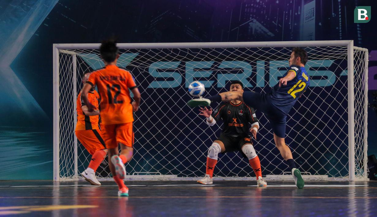 Pemain Fury Squad, Falcao berusaha mencetak gol kegawang Nova Titans dalam laga Futsal X Series 2 di GOR UNJ, Rawamangun, Jakarta, Sabtu (17/01/2026). (Bola.com/Bagaskara Lazuardi)