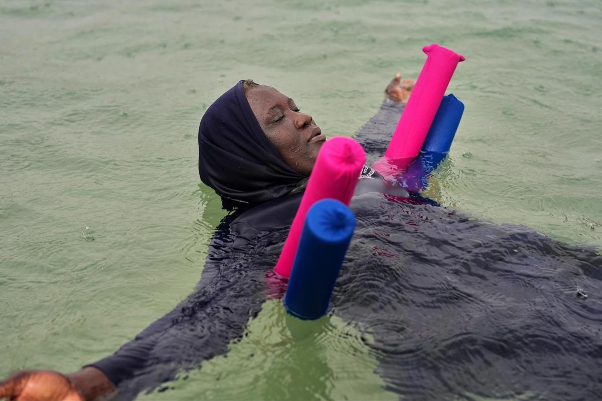 FOTO: Senam Air di Laut Dakar Hadir Sebagai Solusi Terapi Kesehatan Lansia