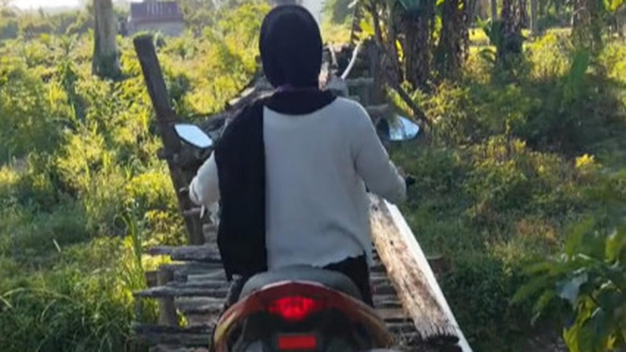 Ekstrim Parah, Aksi Pemotor Wanita Lewati Jembatan Kayu Ini Bikin Ngeri Warganet