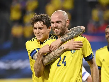Pemain Swedia Marcus Danielson (tengah) merayakan dengan rekan setimnya Victor Lindelof setelah mencetak gol ke gawang Armenia pada pertandingan persahabatan jelang Euro 2020 di Solna, Swedia, Sabtu (5/6/2021). Swedia menang 3-1. (Jonathan NACKSTRAND/AFP)