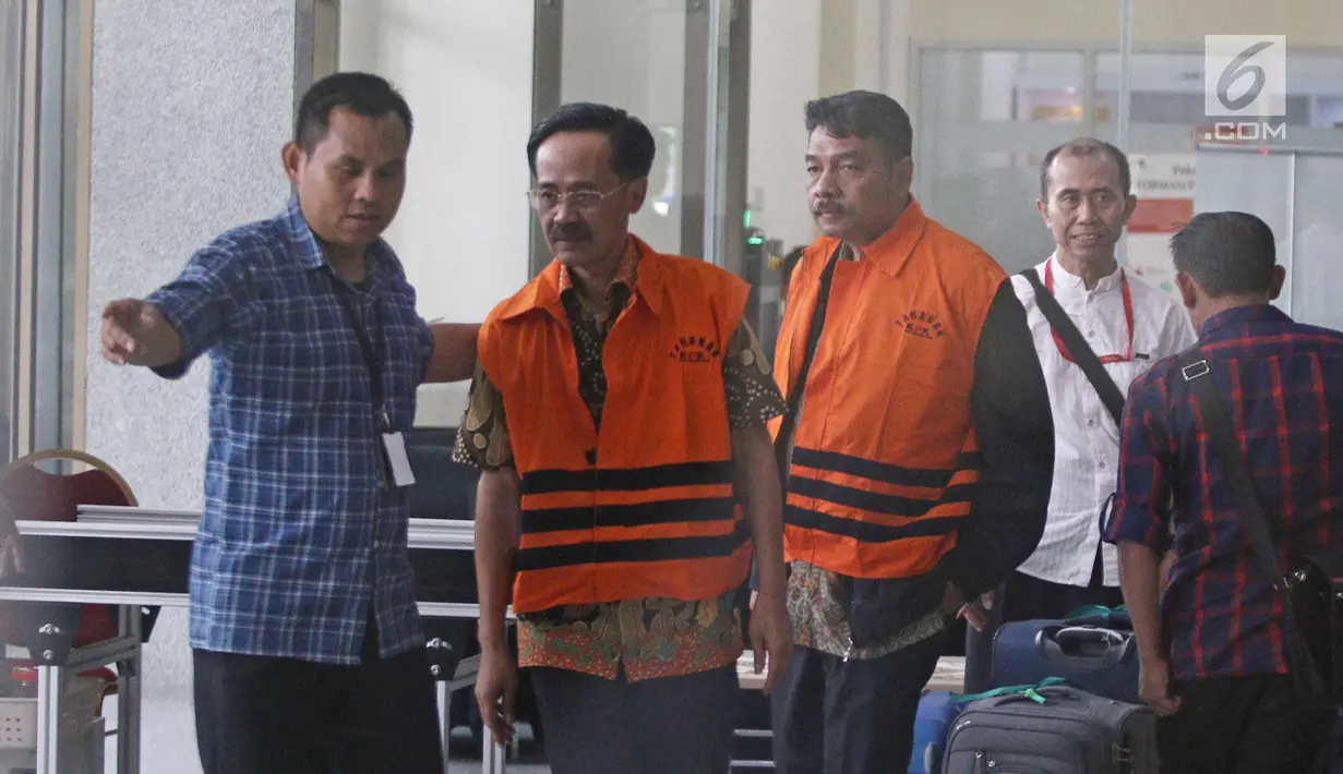Tersangka anggota DPRD Malang Mohan Katelu dan Salamet mengenakan rompi tahanan seusai menjalani pemeriksaan di Gedung KPK, Jakarta, Rabu (28/3). 5 anggota DPRD Malang resmi ditahan atas dugaan suap APBD-P. (Liputan6.com/Herman Zakharia)