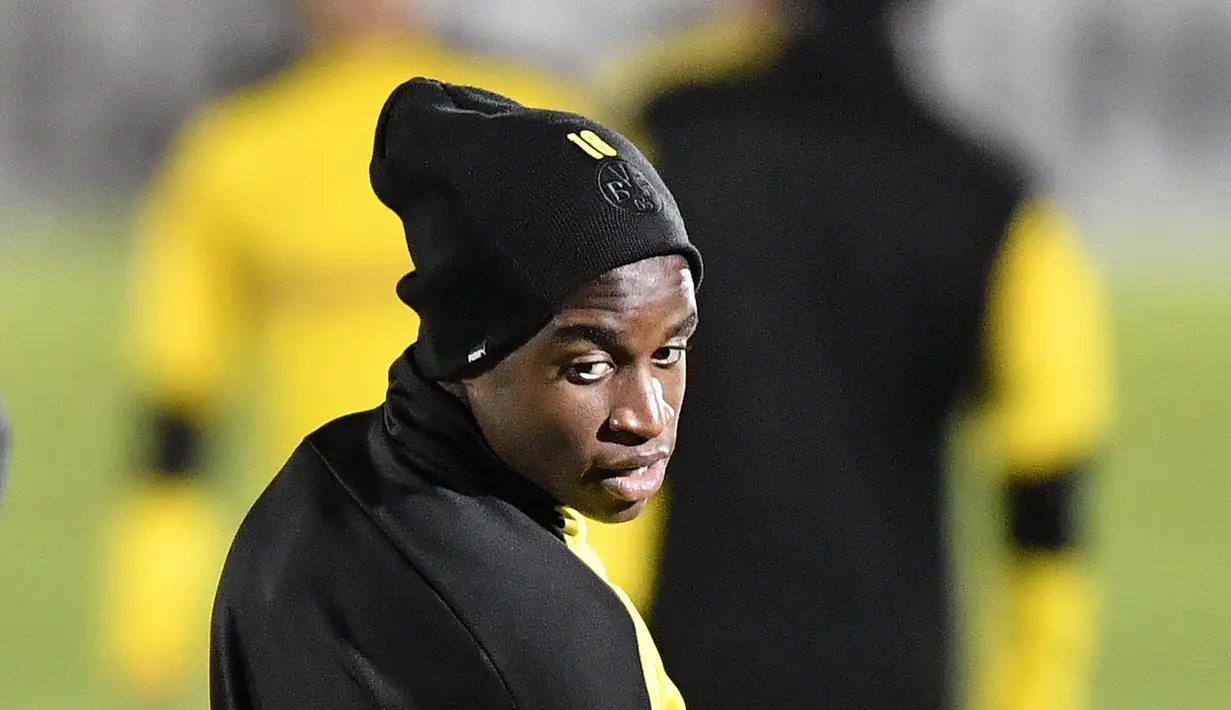 Penyerang Borussia Dortmund, Youssoufa Moukoko saat mengikuti sesi latihan tim di Dortmund, Jerman, Senin (23/11/2020). Dortmund akan bertanding melawan  Club Brugge pada Grup F Liga Champions. (AP Photo/Martin Meissner)