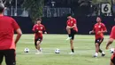 Timnas Jepang melakukan latihan ringan dan peregangan yang dimulai dari berlari kecil. (Liputan6.com/Angga Yuniar)