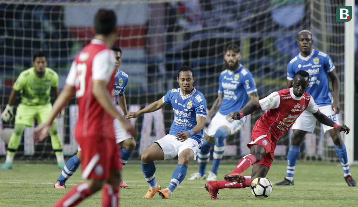 Gelandang Arema FC, Makan Konate, berusaha melewati pemain Persib Bandung pada laga Liga 1 di Stadion GBLA, Jawa Barat, Kamis (13/9/2018). Persib menang 2-0 atas Arema FC. (Bola.com/M Iqbal Ichsan)