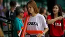 Antusias suporter cantik Korea saat mendukung tim Baseball Korea melawan tim Baseball Hong Kong pada penyisihan Baseball Asian Games 2018 di Lapangan Baseball Senayan, Jakarta (28/8). (ANTARA FOTO/INASGOC/Nick Hanoatubun/MTG/18)