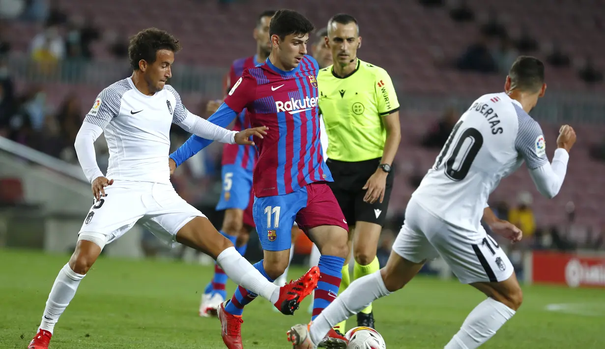 Yusuf Demir. Sayap berusia 18 tahun yang dipinjam selama satu musim dari Rapid Vienna pada awal musim 2021/2022 ini telah bermain dalam 5 laga di semua ajang bersama Barcelona. Blaugrana memiliki opsi untuk membelinya senilai 10 juta euro di akhir masa peminjamannya. (AP/Joan Monfort)