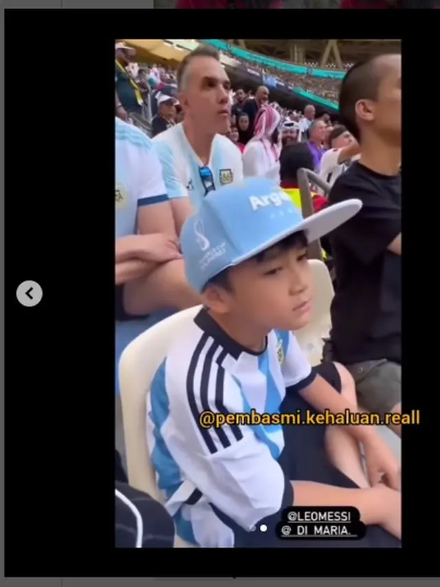 Rafathar nonton Piala Dunia 2022 Qatar laga Arab Saudi vs Argentina (Foto: Instagram @raffinagita1717 via @pembasmi.kehaluan.reall)