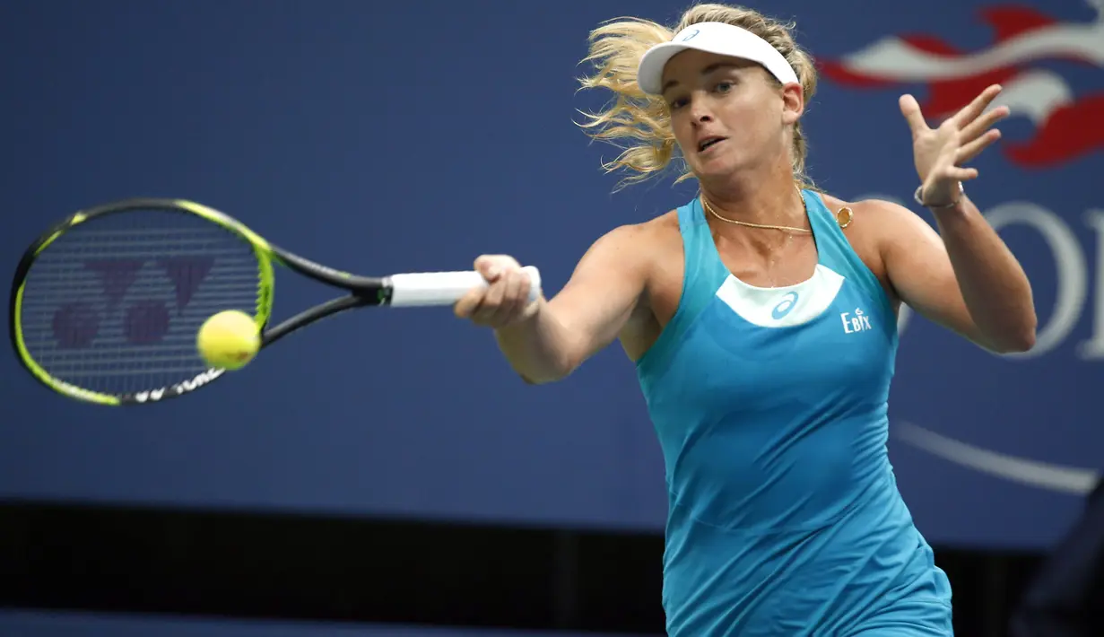 Aksi CoCo Vandeweghe saat mengalahkan Karolina Pliskova pada perempat final AS Terbuka 2017 di Arthur Ashe Stadium, New York, (6/9/2017). Coco menang 7-6, 6-3. (AP/Jason Decrow)