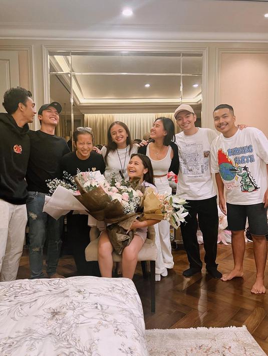 Tak hanya artis, sejumlah penggemar menyelamati Prilly Latuconsina di kolom komentar. Salah satunya @itsjun**** yang menulis pesan, “Hai, happy birthday Prilly Latuconsina, wonder woman yang luar biasa kuatnya, doa paling utama semoga selalu sehat, selalu bahagia.” Setelahnya, ia mengingatkan, “Lakukan apapun yang ngebuat kamu bahagia! Lakukan apapun yang bikin kamu senang! Lakukan apapun yang buat kamu nyaman ya!” (Foto: Dok. Instagram @prillylatuconsina96)
