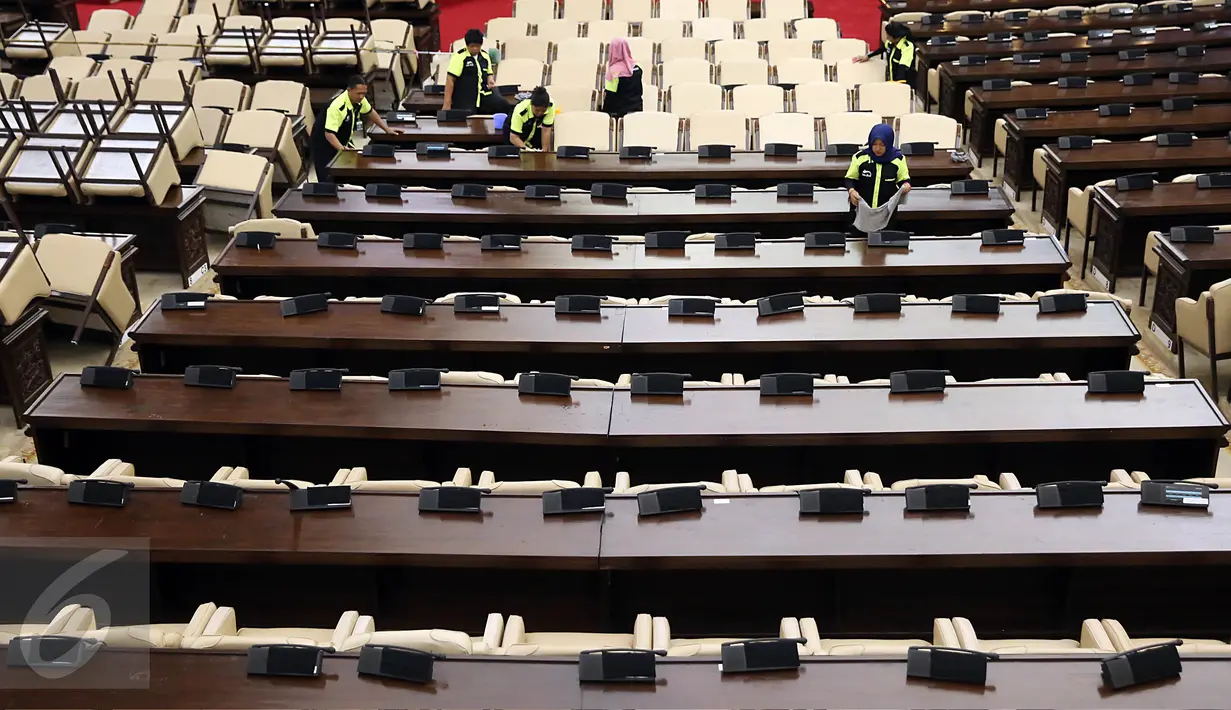 Pekerja membersihkan meja Ruang Rapat Paripurna I, Gedung Kura-Kura di Komplek Parlemen, Senayan, Jumat (24/2). Raja Arab Saudi Salman bin Abdul Aziz dijadwalkan akan berkunjung ke Gedung DPR/MPR pada 2 Maret 2017. (Liputan6.com/Johan Tallo)