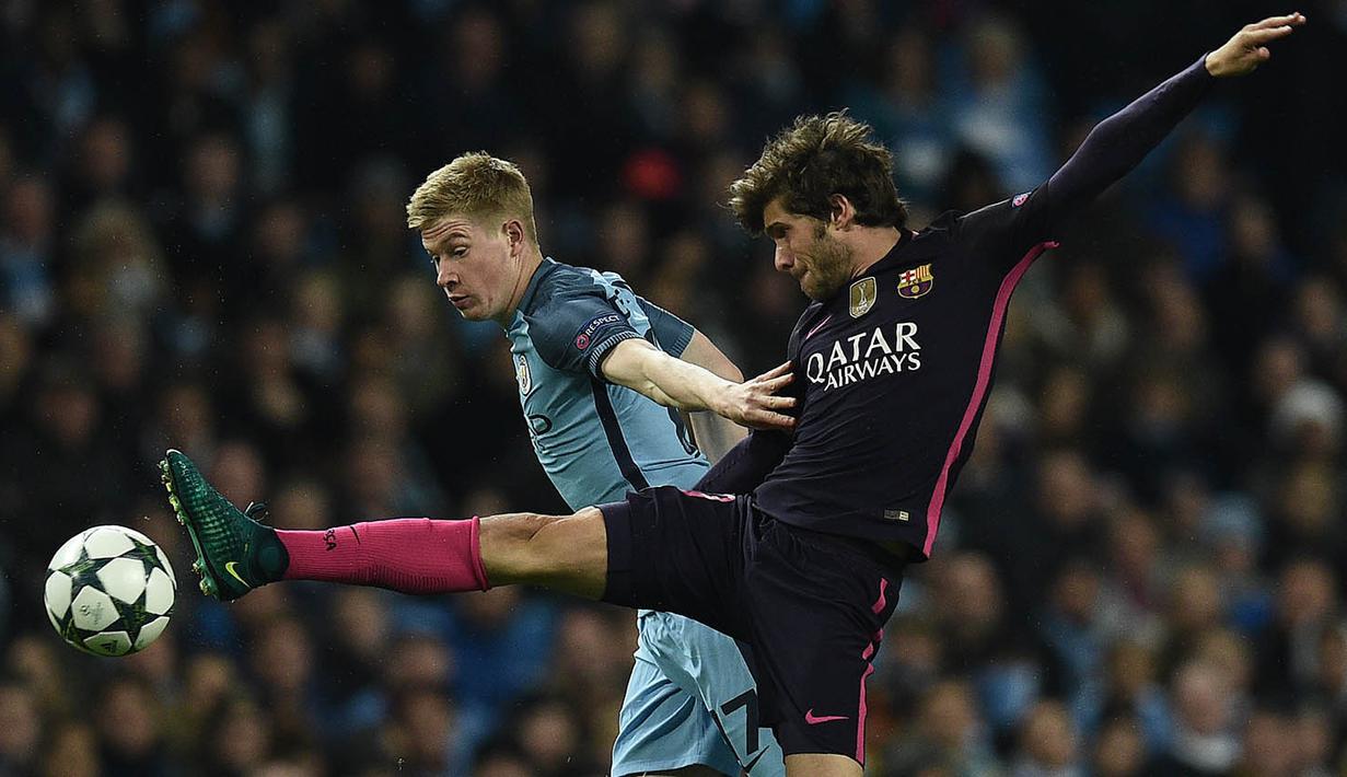 Gelandang Manchester City, Kevin De Bruyne, berebut bola dengan bek Barcelona, Sergi Roberto, pada laga Liga Champions di Stadion Ettihad, Inggris, Selasa (1/11/2016). City menang 3-1 atas Barcelona. (AFP/Oli Scarff)
