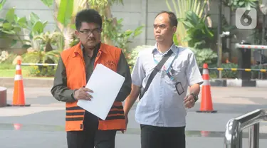 Kepala Kantor Pelayanan Pajak Penanaman Modal Asing Tiga Kanwil Jakarta Khusus Yul Dirga (kiri) saat tiba di Gedung KPK, Jakarta, Kamis (26/12/2019). Yul diperiksa sebagai tersangka dalam kasus dugaan suap pemeriksaan atas restitusi pajak PT WAE tahun pajak 2015 dan 2016. (merdeka.com/Dwi Narwoko)