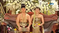 Kaesang Pangarep dan Erina Gudono saat menjalani upacara adat ngunduh di Loji Gandrung Solo, Jawa Tengah, pada Minggu (11/12/2022). (Foto: Tangkap Layar SCTV via YouTube Liputan6)