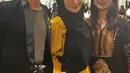 Irish Bella turut hadir mengenakan dress berwarna kuning yang dipadukan bersama hijab syar’i hitam dan clutch emas. [@_Irishbella_]