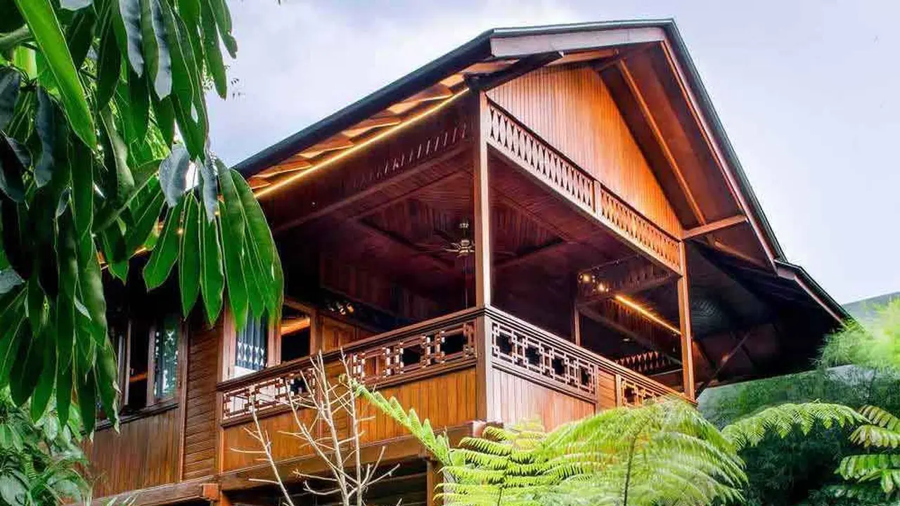 Desain Rumah Panggung Berunsur Modern nan Memukau, Leyeh-Leyeh Makin Nyaman di Luar dan Dalam