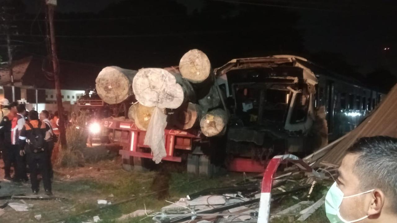 KA ditabrak truk