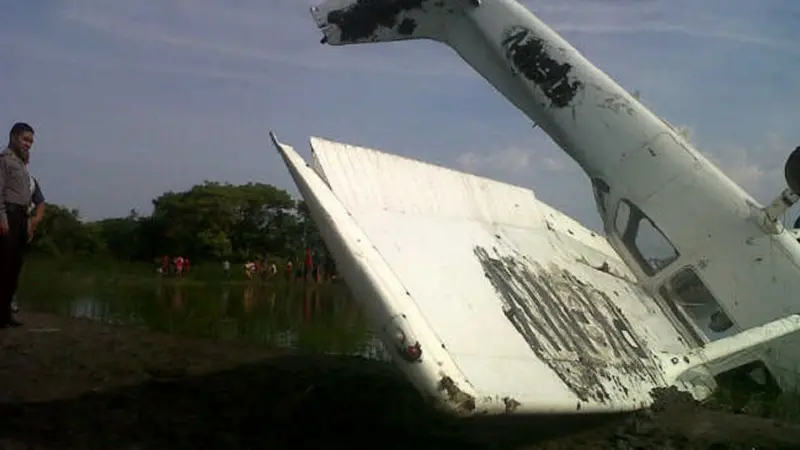 Gagal Berputar, Pesawat Latih Nyungsep di Tambak