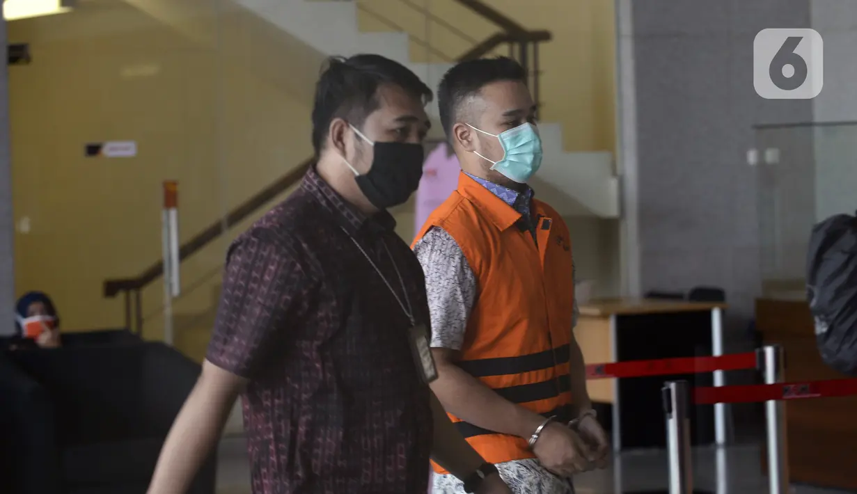 Menantu mantan Sekretaris Mahkamah Agung Nurhadi, Rezky Hebriyono (kanan) saat akan menjalani pemeriksaan pascapenahanan di Gedung KPK, Jakarta, Rabu (10/6/2020). Rezky diperiksa sebagai saksi untuk Nurhadi terkait dugaan suap pengurusan perkara di MA tahun 2011-2016. (merdeka.com/Dwi Narwoko)