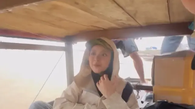 Tampilan Modest Outdoor Tiara Andini Saat Kirim Bantuan Bencana ke Aceh, Padukan Hijab dengan Rompi Volunteer