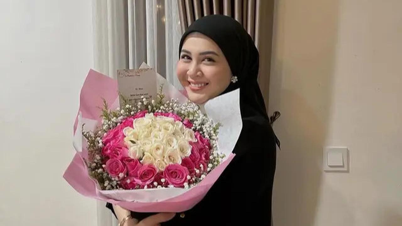 7 Model Gamis dan Setelan Hijab ala Kesha Ratuliu, Gaya Menawan untuk Ibu Muda
