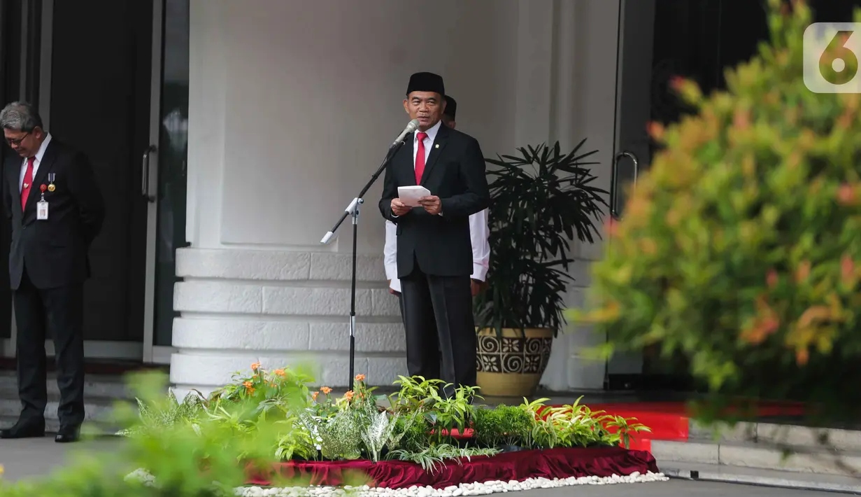 Menko PMK Muhadjir Effendy memimpin upacara peringatan Sumpah Pemuda di kantor Kemenko PMK, Jakarta, Senin (28/10/2019). Dalam upacara ini, Muhadjir juga memberikan anugerah tanda kehormatan Bintang Satyalancana Karya Satya kepada sejumlah PNS. (Liputan6.com/Faizal Fanani)