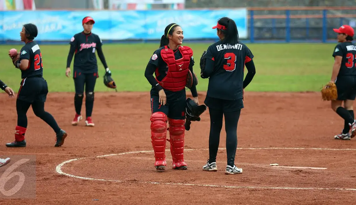 Pesoffball putri DKI Jakarta, Jessica R Suryaputri (tengah) berbincang dengan Isti Dewiyanti jelang laga melawan Papua di penyisihan PON XIX di Lapangan Softball UPI, Bandung, Sabtu (24/6). DKI Jakarta menang 16-0. (Liputan6.com/Helmi Fithriansyah)